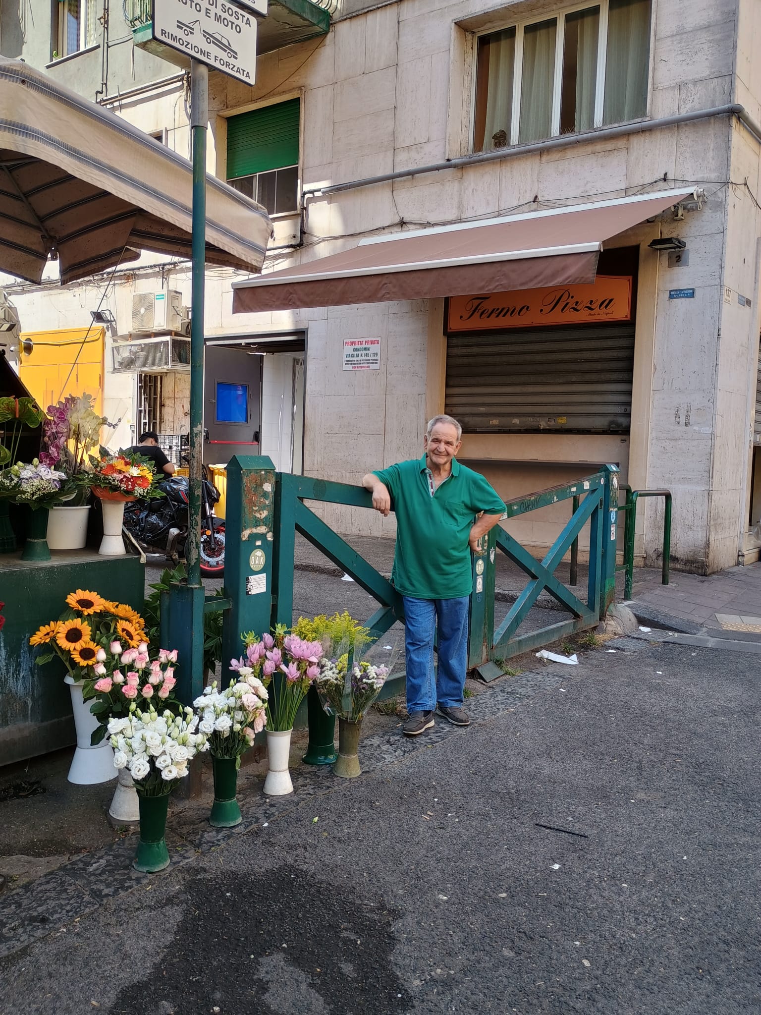 Il Chiosco dei fiori di Francesco, Antonio e Roberto: a Via Cilea, Napoli, da oltre cinquant’anni, ha visto il Vomero e i Vomeresi mutare tra stile liberty e tangenziale.