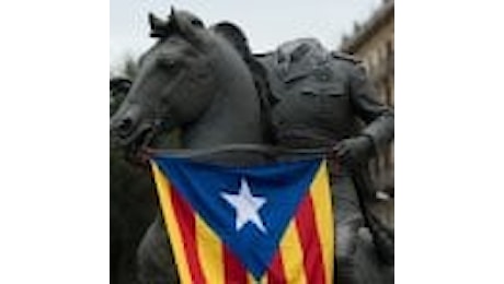 Spagna, uova e polemiche sulla statua decapitata di Franco