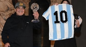 Napoli, cena all'hotel Vesuvio con Maradona, professionista ruba la maglietta della Mano de Dios
