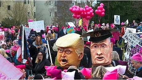 Trump irride la protesta in rosa: Ho visto le manifestazioni, ma perchè questa gente non ha votato?