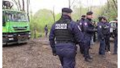 Rogoredo, maxiblitz nel bosco della droga: ruspe, vigili e carabinieri bonificano la zona