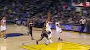 Nba, Curry inventa, Durant schiaccia: l'azione spettacolare dei Golden State