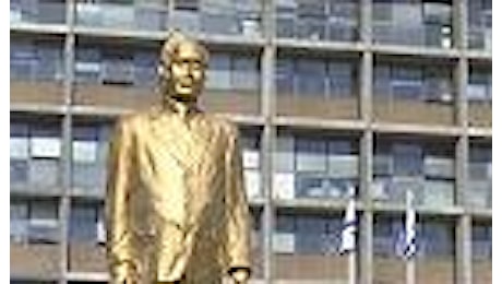 Una statua d'oro per Netanyahu, provocazione di un artista a Tel Aviv: ''E' come un dittatore''