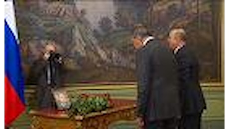 Mosca: Lavrov depone un mazzo di fiori per l'ambasciatore ucciso