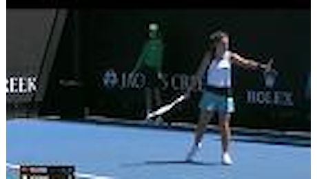 Australian Open, tira pallina a raccattapalle: squalificata giovane tennista italiana