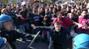 Bologna, gli studenti tornano in piazza: nuovi scontri con la polizia