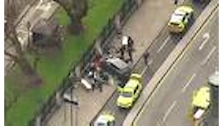 Londra, attacco a Westminster: l'auto dell'assalitore vista dall'alto 