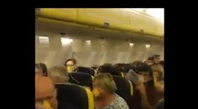 Ryanair, atterraggio di emergenza: ecco le immagini girate a bordo del volo Dublino-Zara