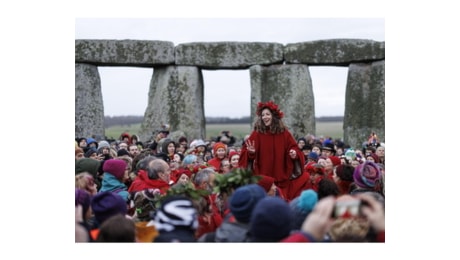 In migliaia a Stonehenge celebrano il solstizio d'inverno