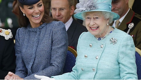 Il biografo di Kate: La Regina era quasi cieca è morta per un tumore. La principessa faceva da paciere tra Carlo e William