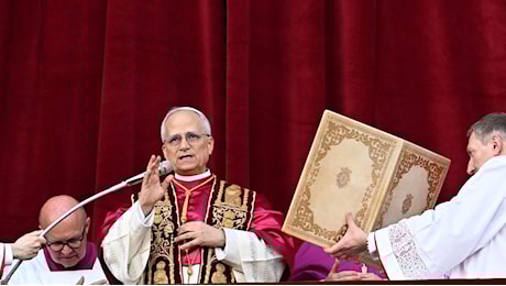 Mozzetta rossa e stola ricamata in oro: il ritorno alla tradizione