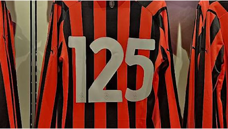 LIVE MN - Festa 125 anni Milan, entrano in campo le Leggende rossonere