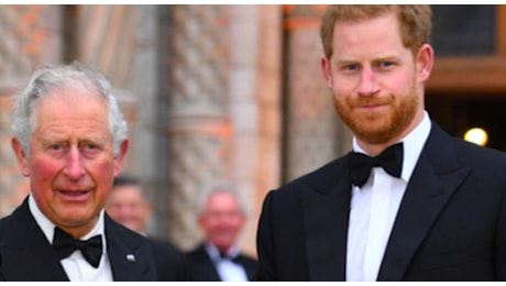 «Re Carlo vuole far visita al principe Harry negli Stati Uniti: desidera essere un buon nonno anche con Archie e Lilibet»