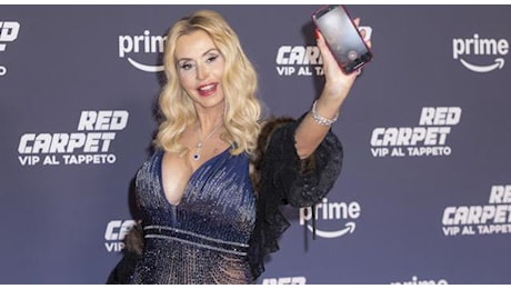 Valeria Marini, gelida accoglienza della mamma Gianna alla sorpresa in diretta: «Me ne vado»