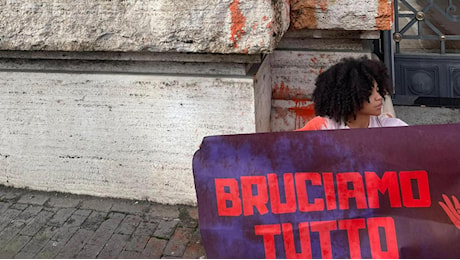 La protesta di Bruciamo tutto, traffico bloccato e vernice. “Serve il reddito di liberazione”