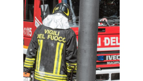 Incendio in un capannone in disuso a Milano