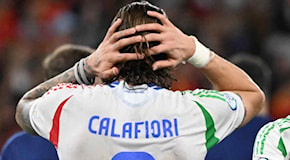 Calafiori consolato da Mancini dopo l'autogol: il gesto del romanista è virale