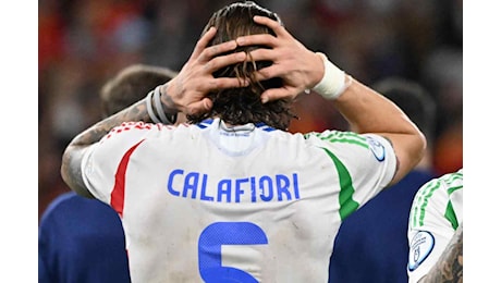 Calafiori consolato da Mancini dopo l'autogol: il gesto del romanista è virale