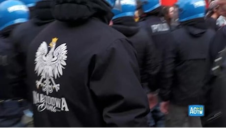 Milano, poliziotto indossa giacca ultra-nazionalisti polacchi durante le cariche