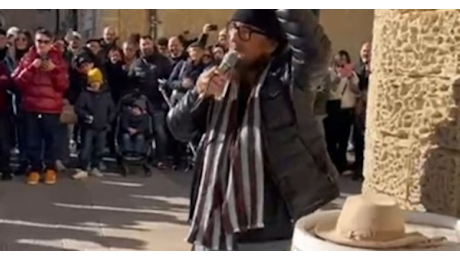 Lecce, folla per un artista di strada in piazza Duomo, poi la sorpresa: è Al Bano