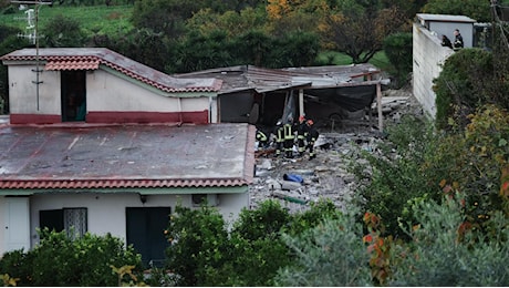 Fabbrica abusiva esplosa a Ercolano, rintracciato il proprietario: il 38enne per ora tace