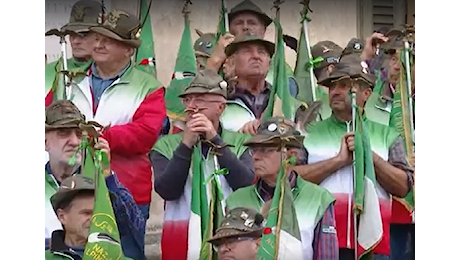 ” Alpini, esponete il tricolore”