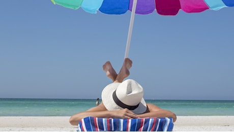Scottature, ne bastano cinque per aumentare il rischio di melanoma dell’80%: gli errori da non commettere