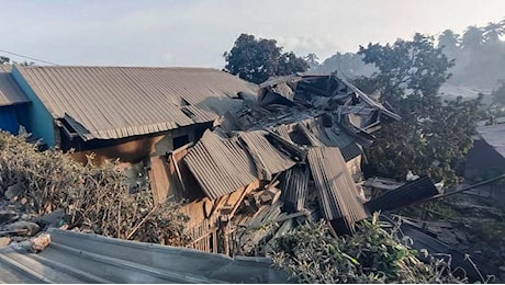 Indonesia, erutta il vulcano Lewotobi Laki-Laki: almeno 10 morti. “Lava e rocce incandescenti sulle case”