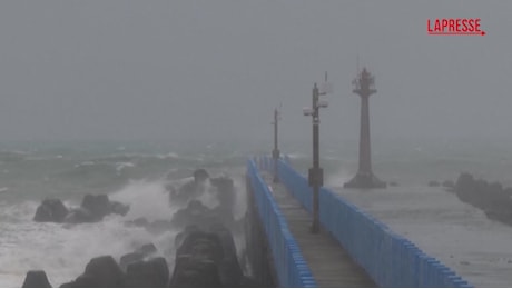 VIDEO Taiwan, l'isola si prepara per arrivo tifone Gaemi