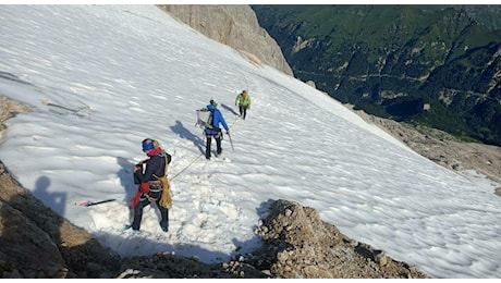 Marmolada, ghiacciaio sotto il chilometro quadrato: la superficie si è dimezzata rispetto a 25 anni fa