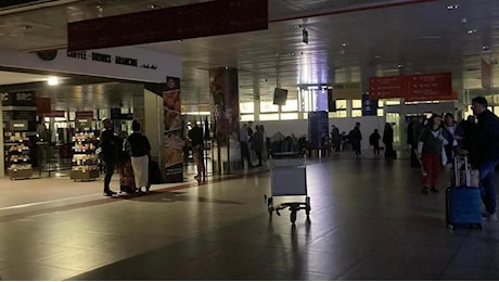 Maltempo: chiuso per allagamenti e blackout l’aeroporto di Punta Raisi, voli dirottati altrove. In serata si torna alla normalità