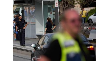 Attacco a Gerusalemme, spari contro bus: grave un 12enne