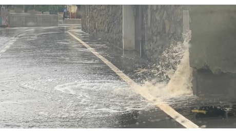 Allerta meteo in Liguria: torrenti esondati nel Savonese, linea ferroviaria Genova-Ventimiglia interrotta. Scuole chiuse a La Spezia