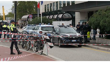 Aggredisce i vigili e tenta di accoltellare i poliziotti davanti alla stazione: uno degli agenti spara e uccide l'uomo. Salvini: «Non ci mancherà»