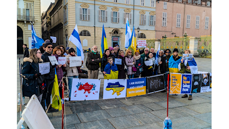 Ucraina, flash mob in piazza Castello della Comunità russi liberi a mille giorni dallo scoppio della guerra: Putin non ci rappresenta