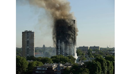 Le morti evitabili alla Grenfell Tower. Una strage per incompetenza e avidità