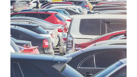 Auto usate, prezzi in calo nel 2025: il vero affare è (ancora) la benzina
