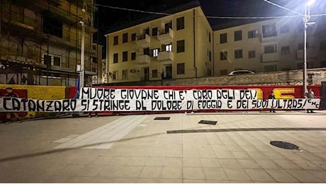 Lo striscione - «Muore giovane chi è caro agli dei!»: il messaggio dei tifosi del Catanzaro per i tre ultras del Foggia morti in un incidente stradale