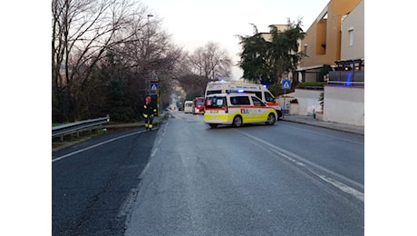 Tragedia a Torrette, auto si schianta contro una colonnina del gas: due morti