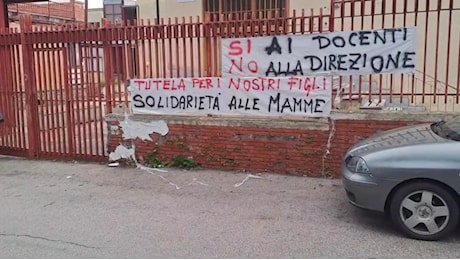 Castellammare, tornano gli alunni nella scuola della prof aggredita. I genitori: Siamo scioccati 