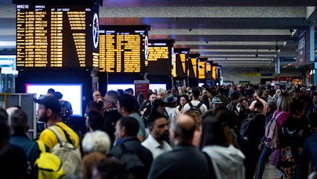 Treni bloccati e guasti, l’economista dei trasporti: “Tecnologie diverse, poca cura. Così un cavo ci manda in tilt”