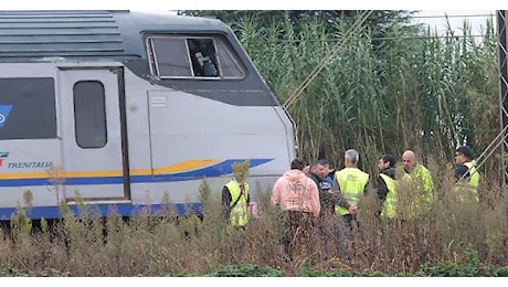 Ancora una tragedia sui binari, cade e muore sotto il treno