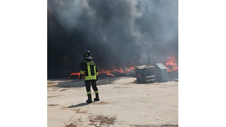 Undici incendi in Sicilia, al lavoro anche mezzi aerei per domare le fiamme