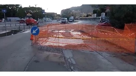 Palermo, in via Crispi si apre l'ennesima voragine - IL VIDEO