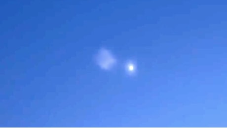 Nel cielo in Puglia spunta un oggetto volante non identificato. L’astrofilo: “Non è un Ufo ma un razzo di SpaceX”
