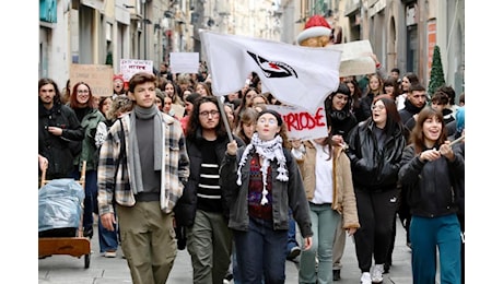 Contro la violenza sulle donne, centinaia di studenti in piazza per fare 'un minuto di rumore'