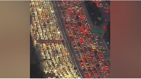 Los Angeles, il serpentone doppio di auto in marcia per il ponte del ringraziamento