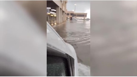 Malaga, l'aeroporto finisce sott'acqua