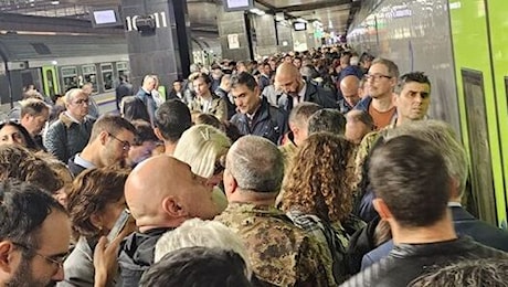 Sciopero dei treni, l’inferno vissuto dai pendolari rientrati a casa a notte fonda