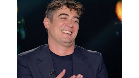 Riccardo Scamarcio da Belve scivola anche sui tagli di carne: “Conosco solo il cappello del prete”